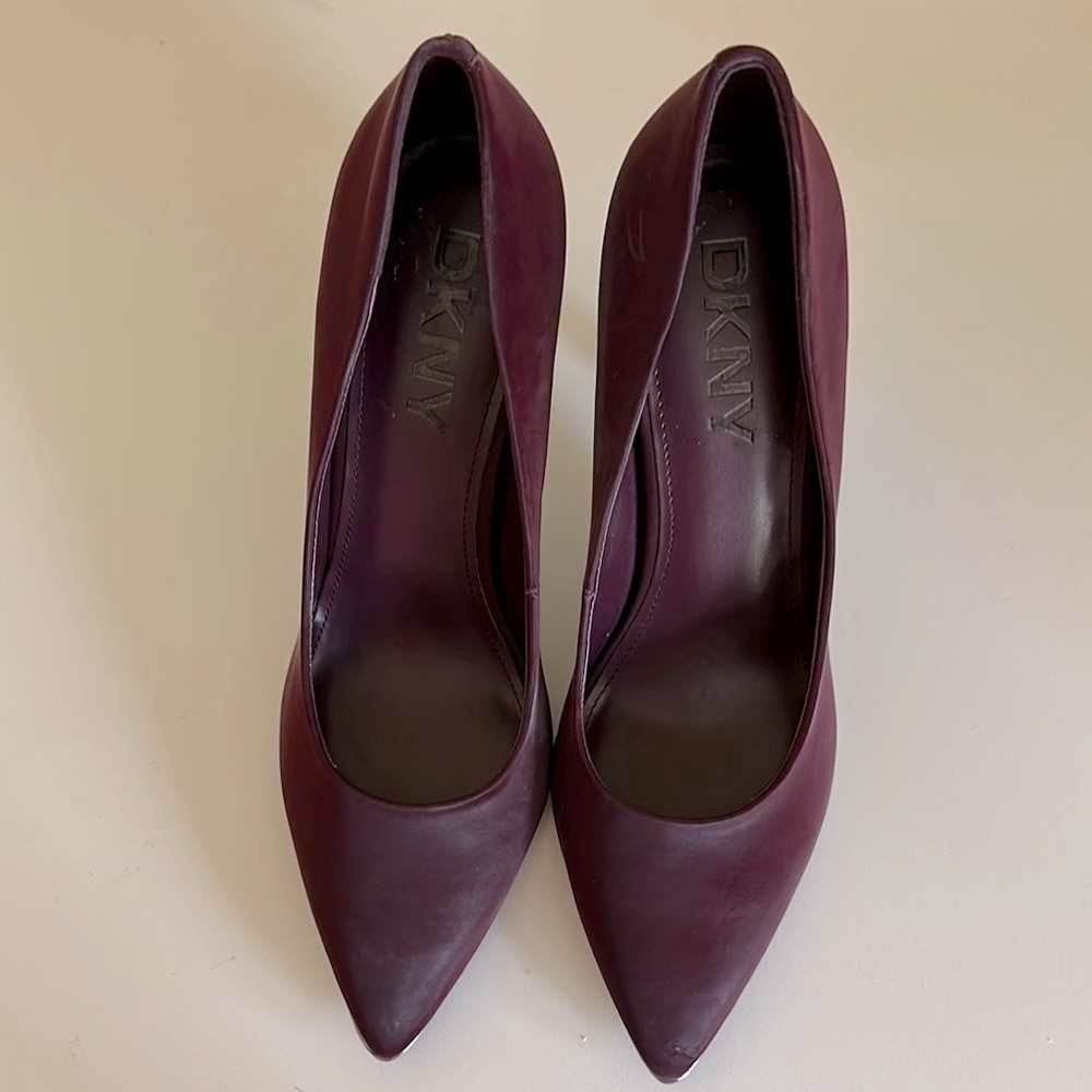 New DKNY Purple Suede Heels Elegant Pointed-Toe Pumps. Size 8.5.